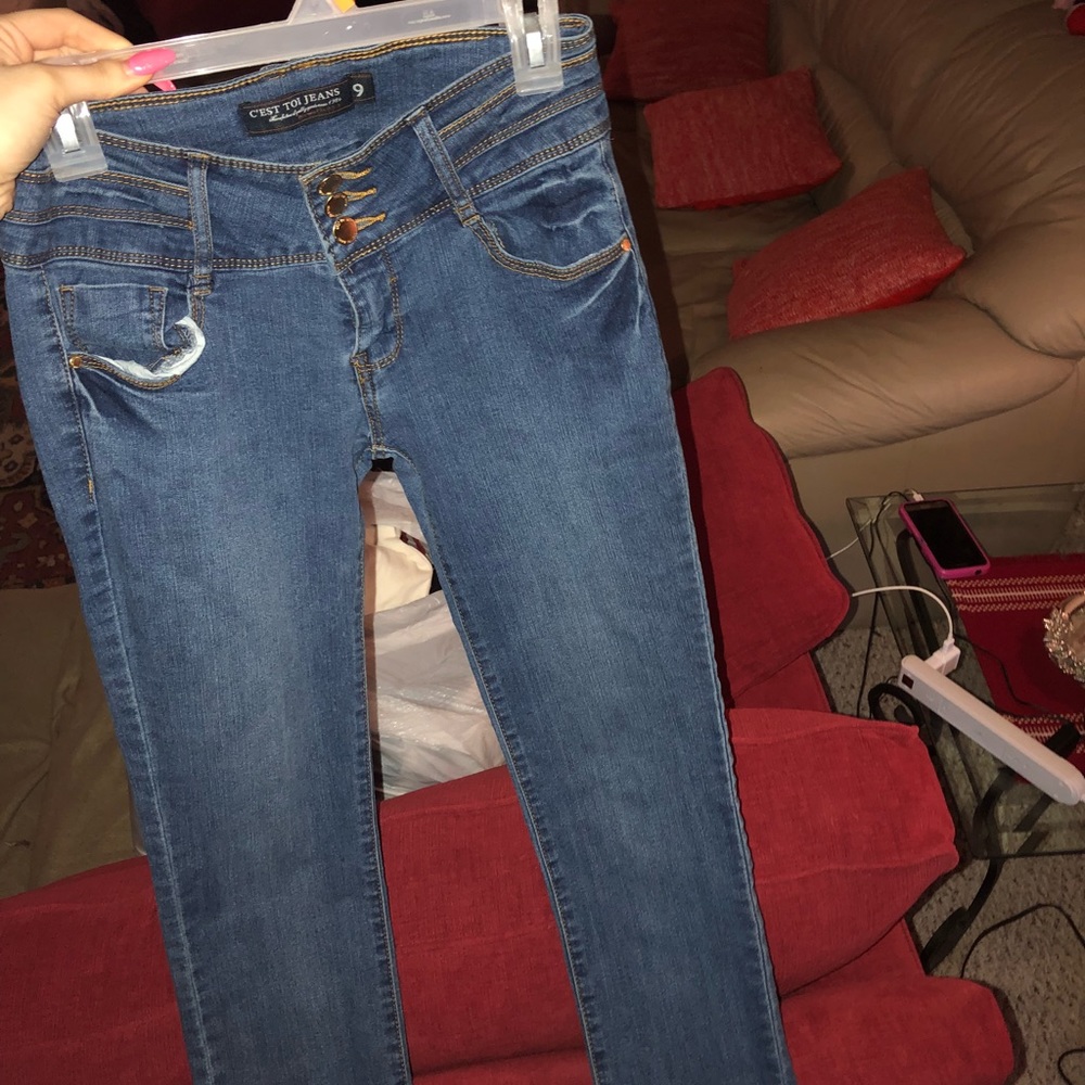 Light blue jeans from @jailyne19